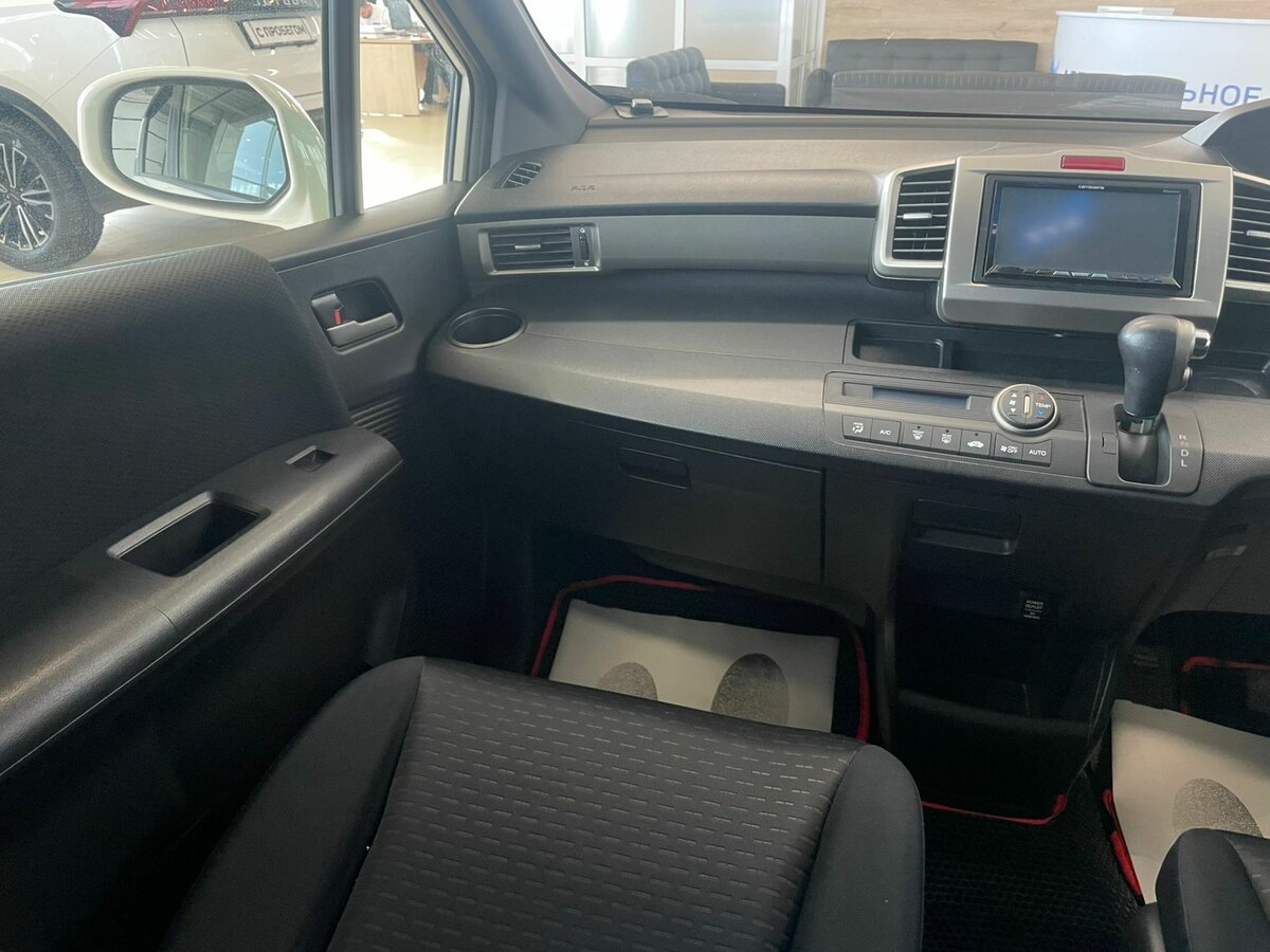 Honda Freed Spike, 2012