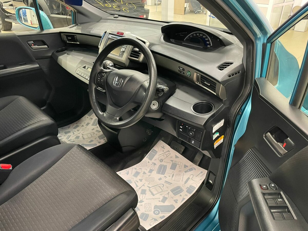 Honda Freed Spike, 2013