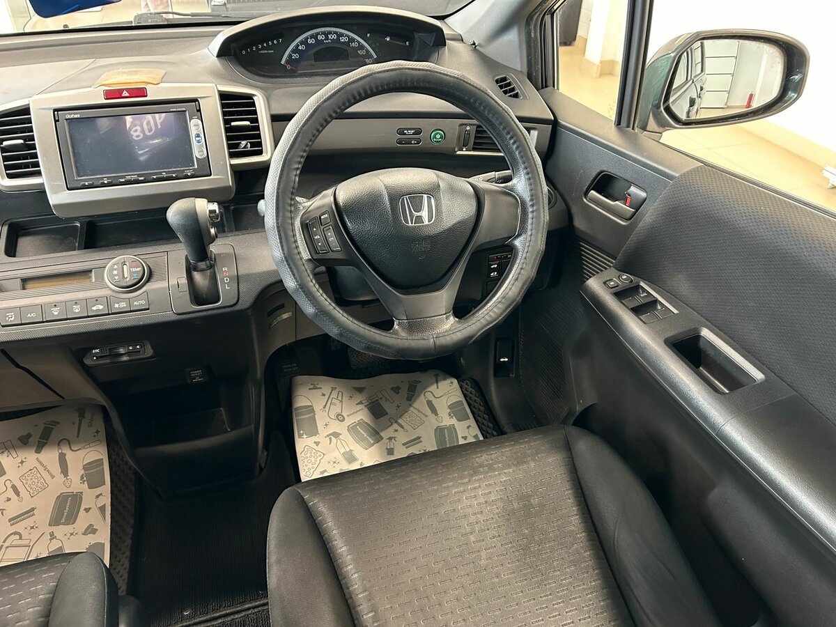 Honda Freed Spike, 2013