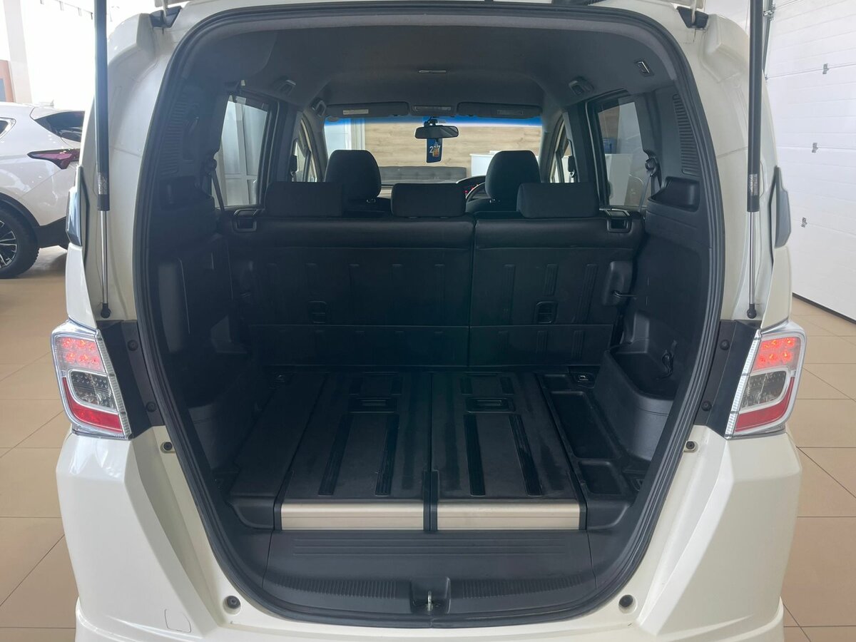 Honda Freed Spike, 2012