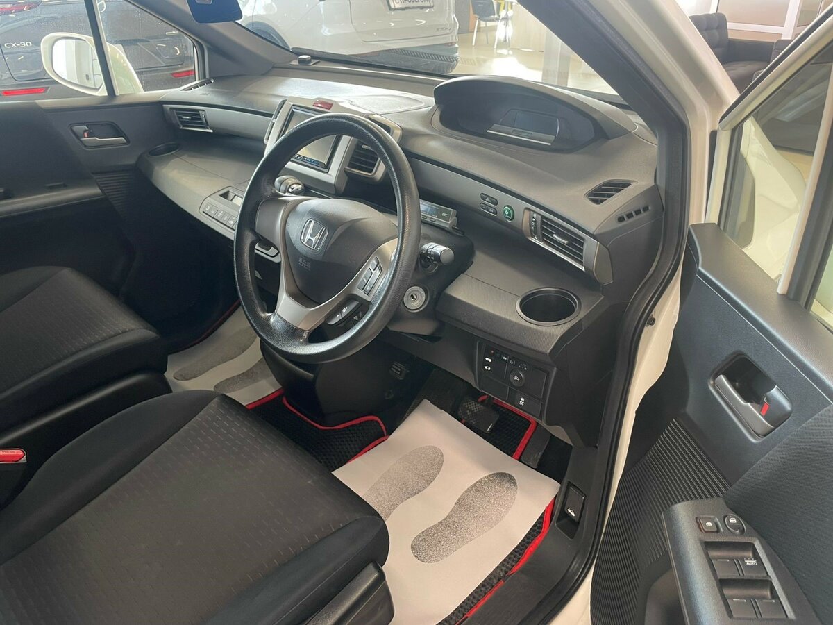 Honda Freed Spike, 2012