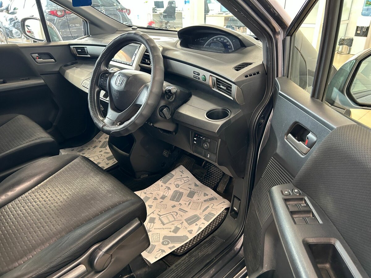 Honda Freed Spike, 2013