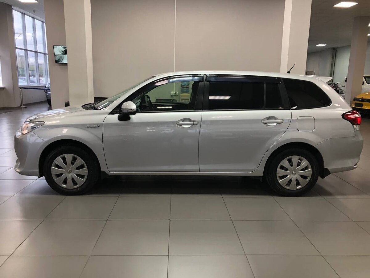 Toyota Corolla Fielder, 2015