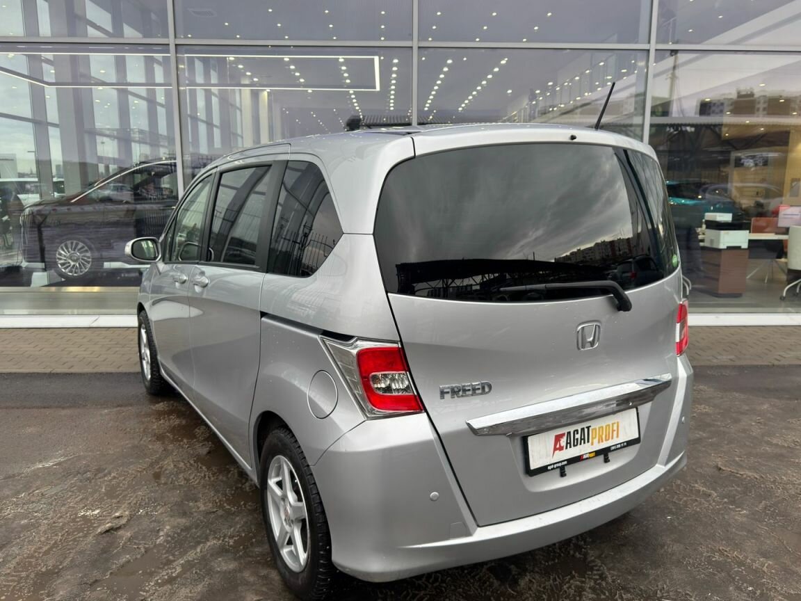 Honda Freed Spike, 2014